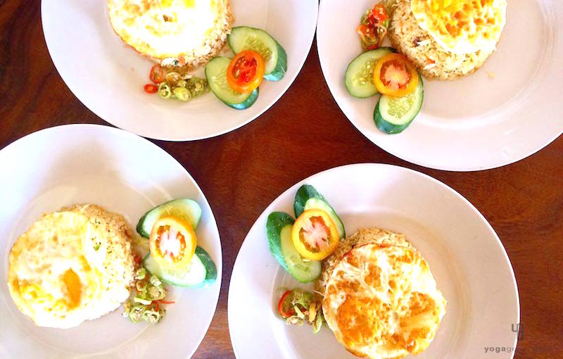 4つの白い皿にナシゴレン