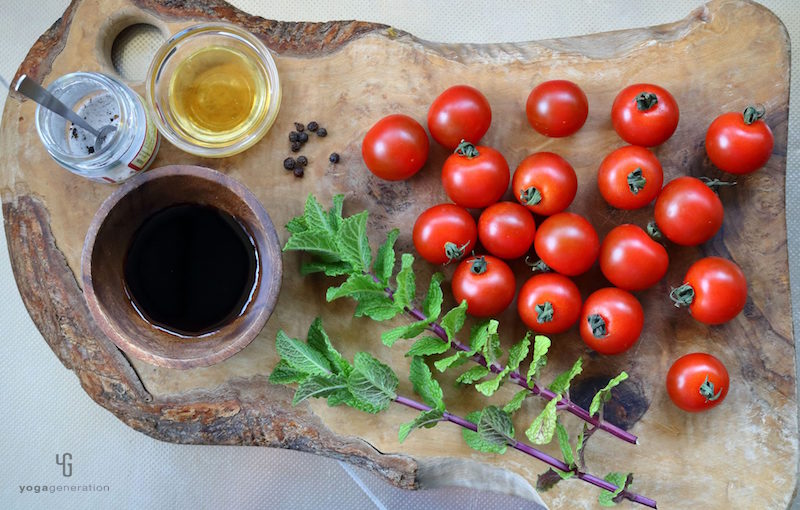 木製カットボードの上の材料