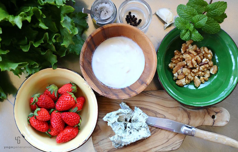 木製カットボードの上の材料