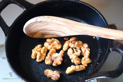 フライパンで炒めたクルミ