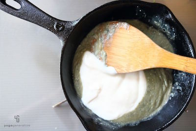 鍋のブルーチーズにヨーグルトを加える