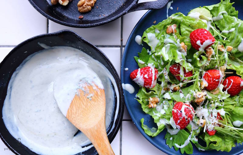 紺色の皿に乗ったいちごのサラダ