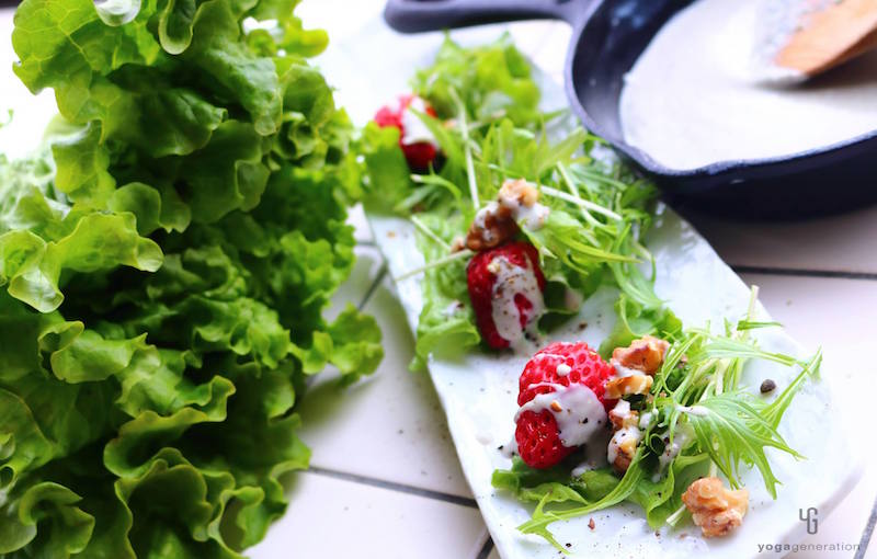 白い皿に乗ったいちごのサラダ