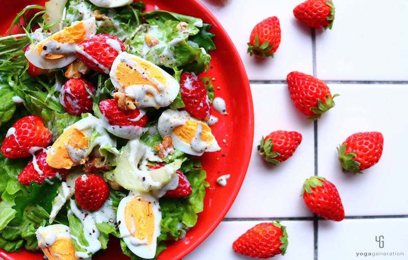 赤い皿に乗ったいちごのサラダ