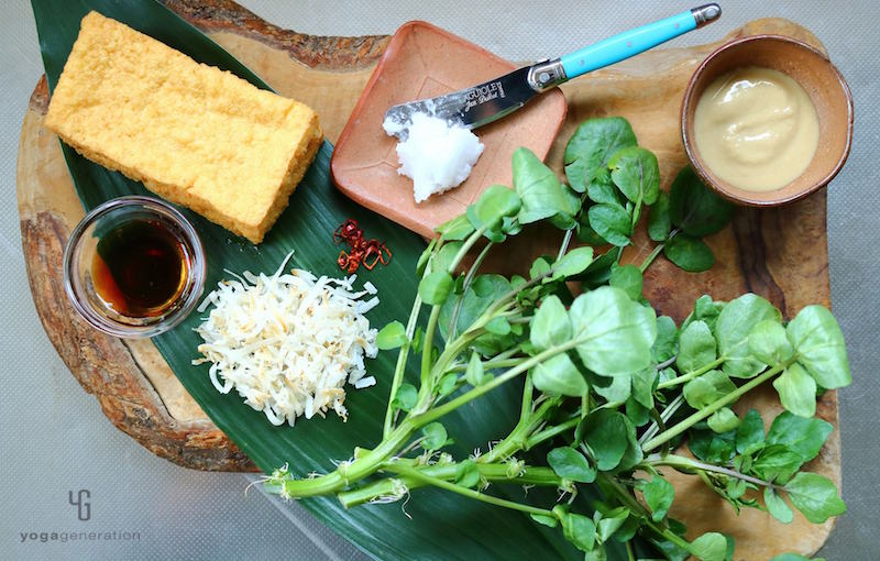 木製カットボードの上の材料