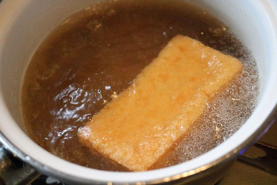 湯通ししている厚揚げ