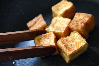 一口大の厚揚げをココナッツオイルでこんがり焼く