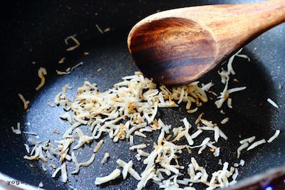 ココナッツロングを炒める