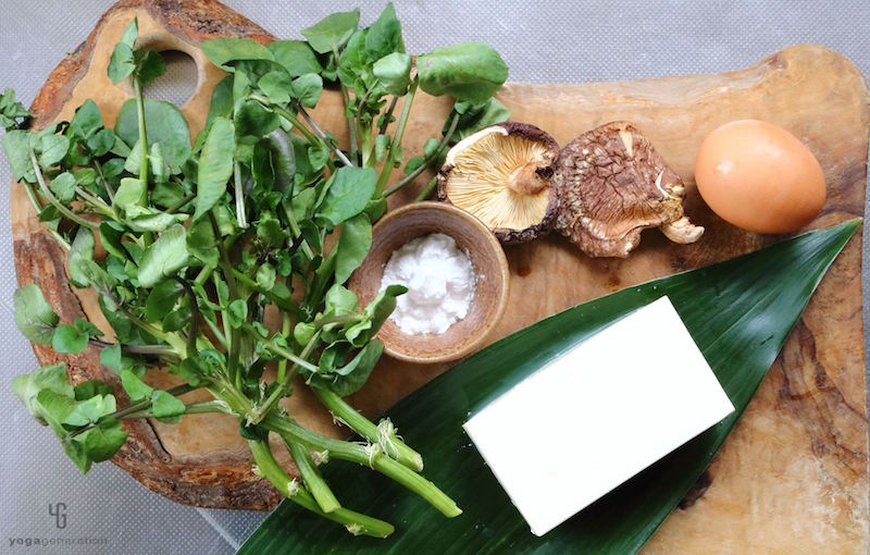 木製カットボードの上の材料