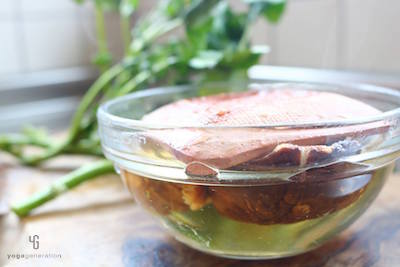 ボウルの中で水で戻している椎茸