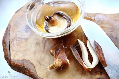 もどった椎茸を薄切りにしているところ