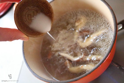 椎茸を茹でている鍋に水溶き片栗粉を入れる