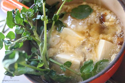 クレソンの根だけ鍋に入れ軽く茹でる