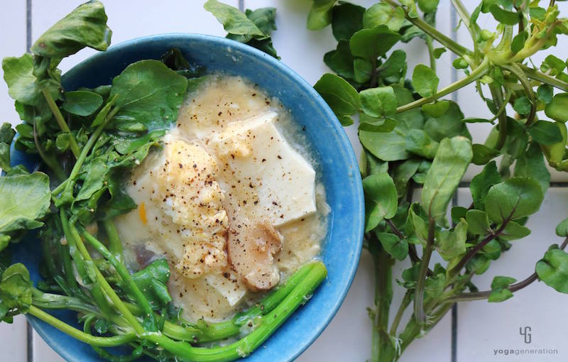水色の器に入ったクレソンとお豆腐のたまごスープ