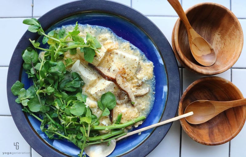 青い器に入ったクレソンとお豆腐のたまごスープ