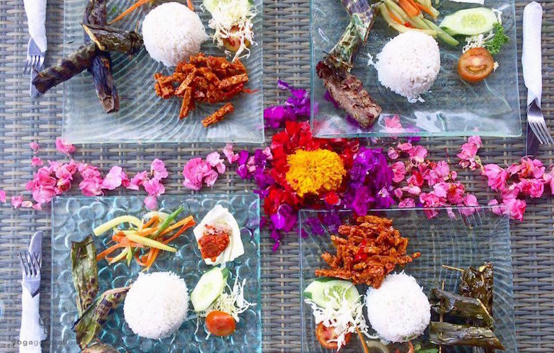 透明な皿に乗った様々なバリの料理