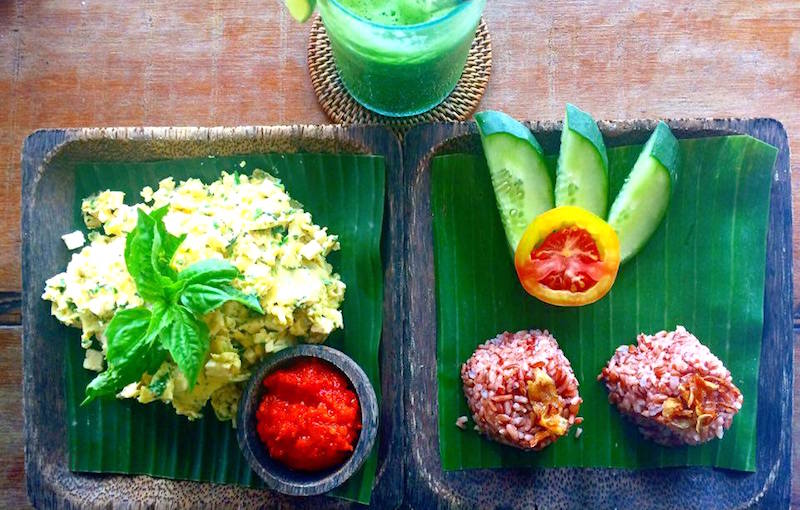 葉っぱのお皿に乗ったスクランブルエッグ