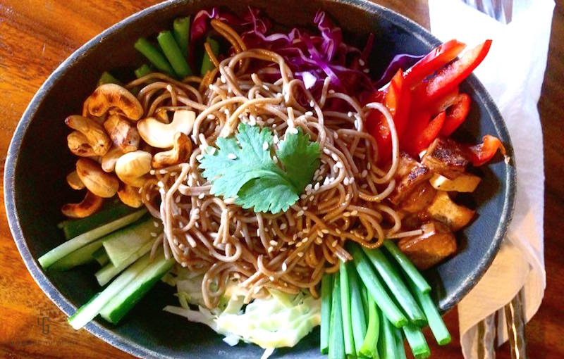 きゅうりやナッツが入ったそばサラダ