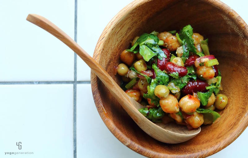 パクチーが効くスパイシーなお豆のサラダ