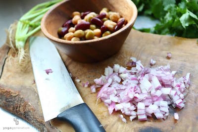 みじん切りにした玉ねぎとボウルの中のお豆