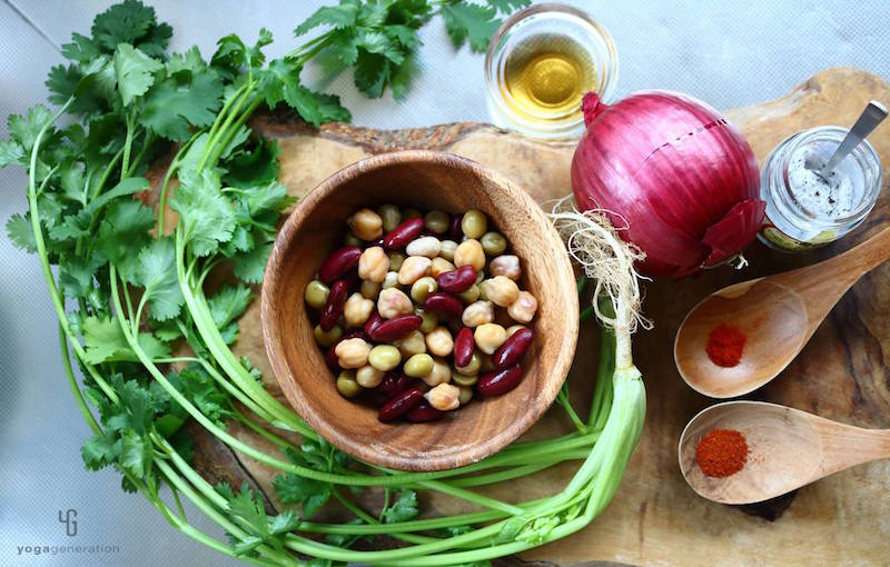 木製カットボードの上の材料