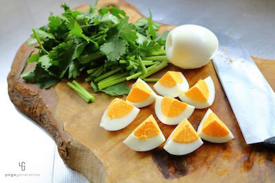ざく切りのパクチーと4等分にしたゆで卵