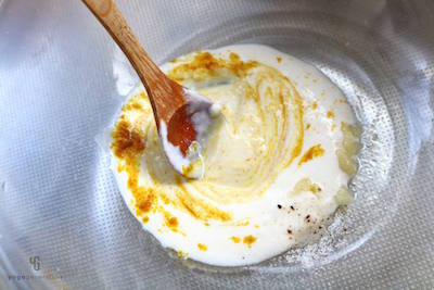 ドレッシングの材料を混ぜる