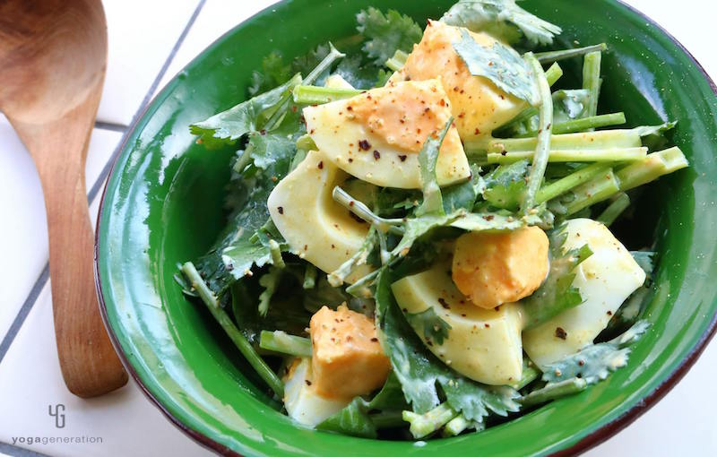 緑の器に入ったパクチーとゆで卵のサラダ