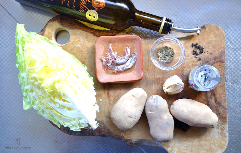 木製カットボードの上の材料