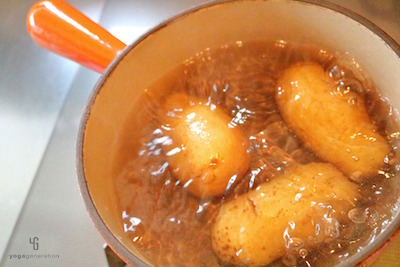 よく洗ったジャガイモを茹でる