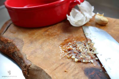 ニンニクとアンチョビをみじん切りにしてさらに包丁で叩くように刻みながら混ぜ合わせる