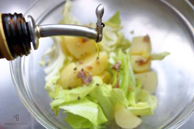 オリーブオイルをまわしかける