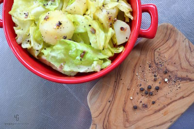 粒の黒胡椒を砕いて散らす