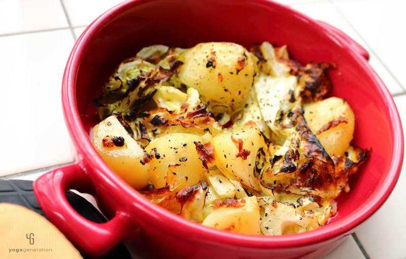 赤い器にキャベツとジャガイモのアンチョビグリル