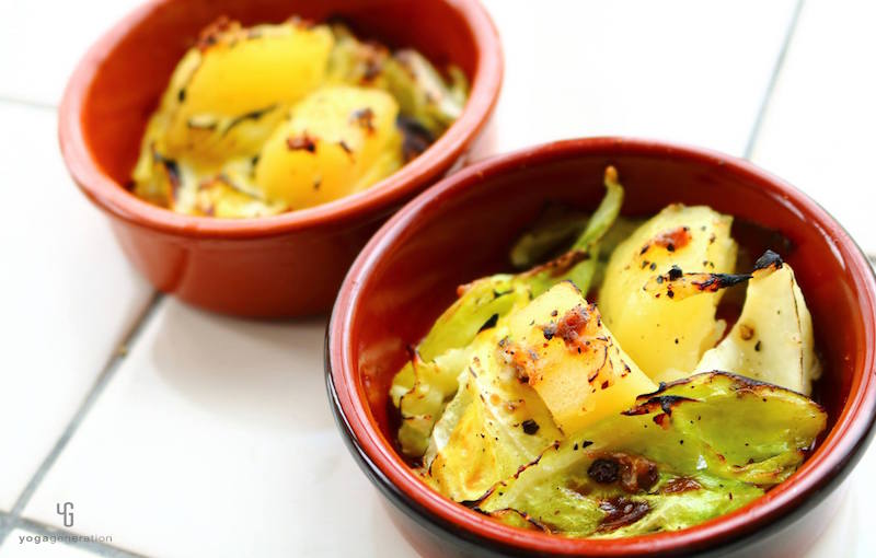 赤いココットに入ったキャベツとジャガイモのアンチョビグリル