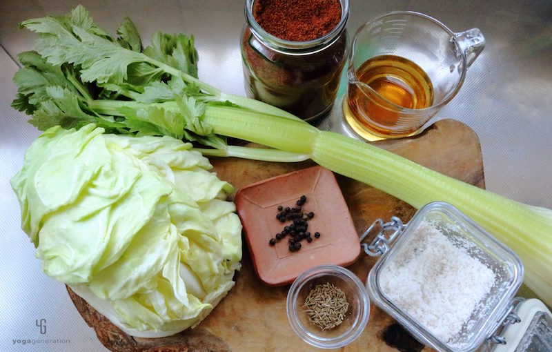 木製カットボードの上の材料