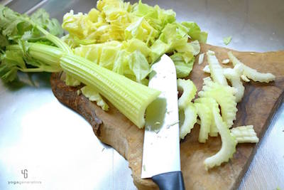 ざく切りにしたキャベツとセロリ