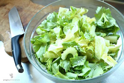 セロリとキャベツに塩をふる