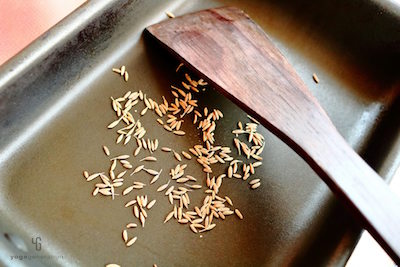 フライパンで乾煎りしているクミン