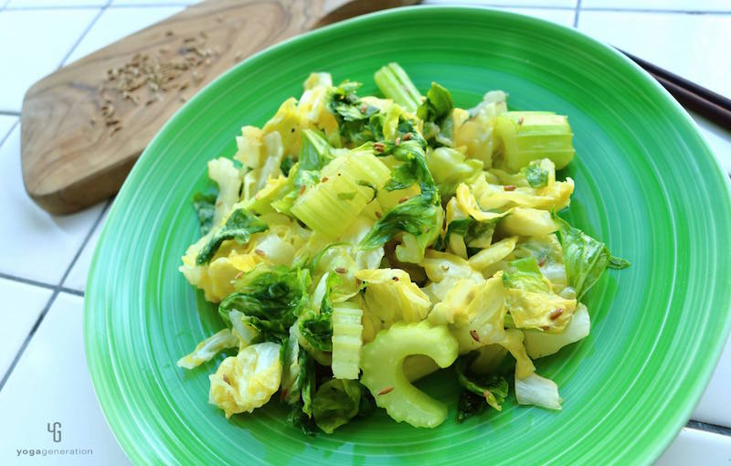 緑色のさらにキャベツとセロリのピクルス