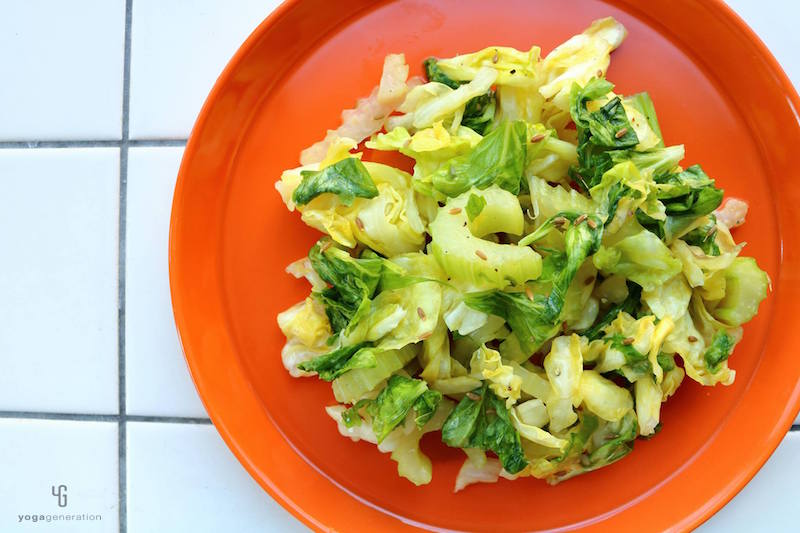 オレンジ色の皿にキャベツとセロリのピクルス