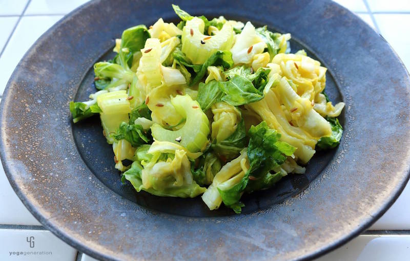 黒い皿にキャベツとセロリのピクルス