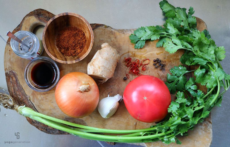 木製カットボードの上の材料