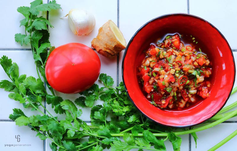 トマトと赤い器にトマトソース