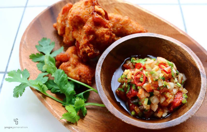 木の器に唐揚げとトマトソース