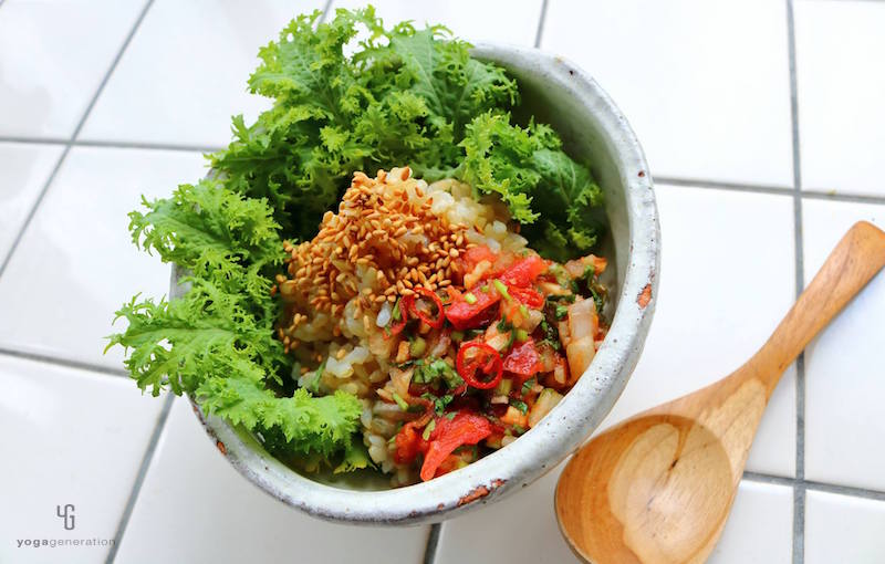 白い器にサラダと玄米とトマトソース