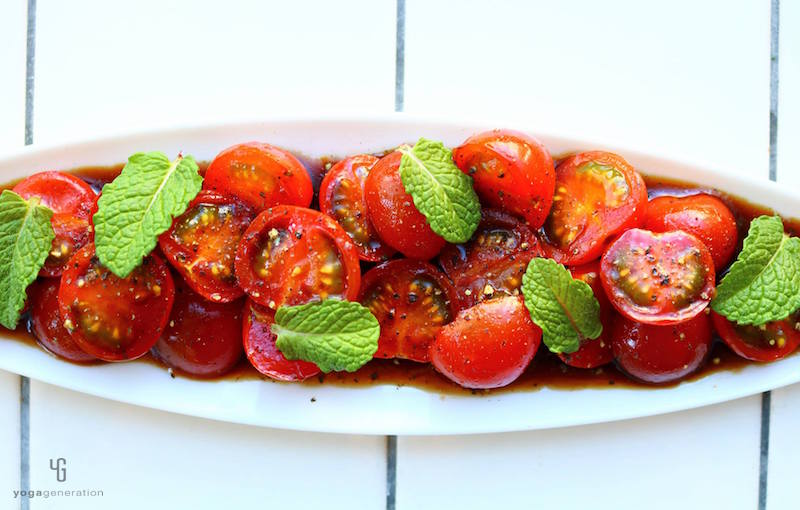 横長の白い器にトマトのマリネ