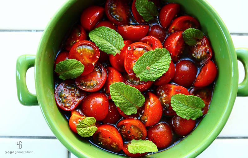 緑の器に入ったトマトのマリネ