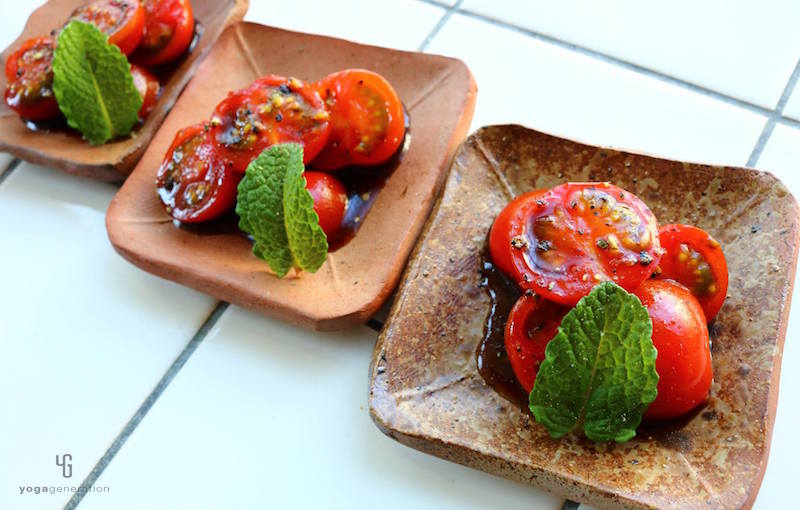 四角い小皿にトマトのマリネ