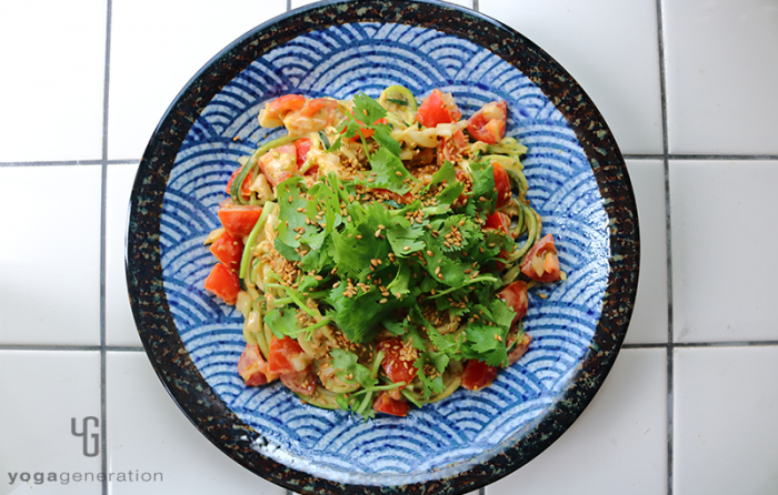 ズッキーニ・ヌードルでレッドカレー・サラダ